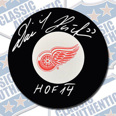 DOMINIK HASEK Detroit Red Wings autographed puck w/HOF (#2585)